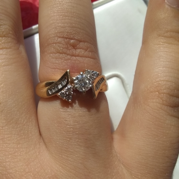 Jewelry - 1 HOUR SALE!! 14kt Solid Gold Vintage Diamond Ring